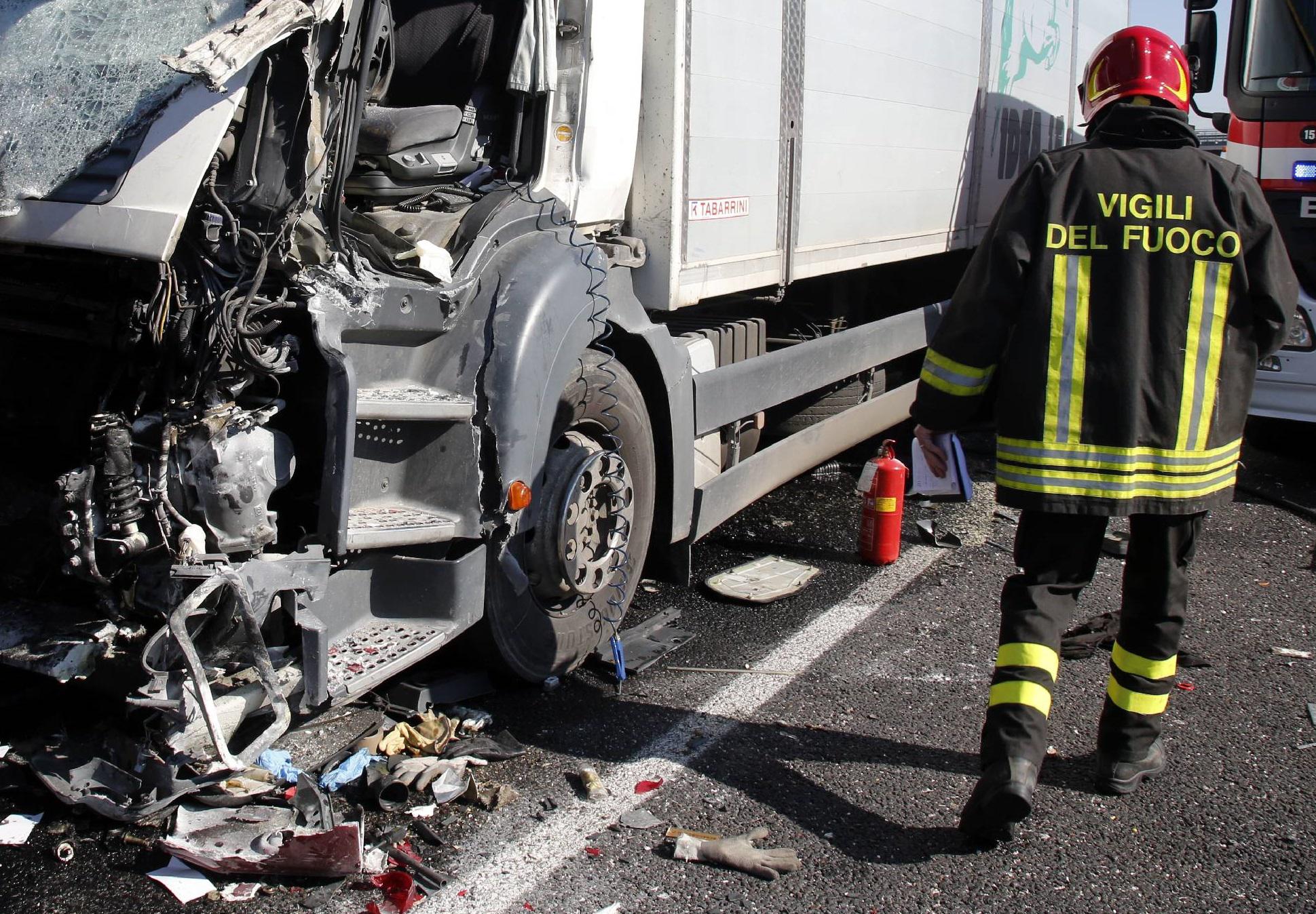 Potenza, scontro tra due tir: due morti