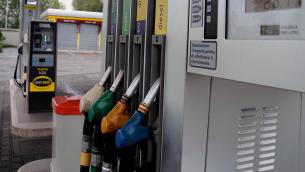Prezzi carburanti oggi in Italia, benzina e diesel in discesa