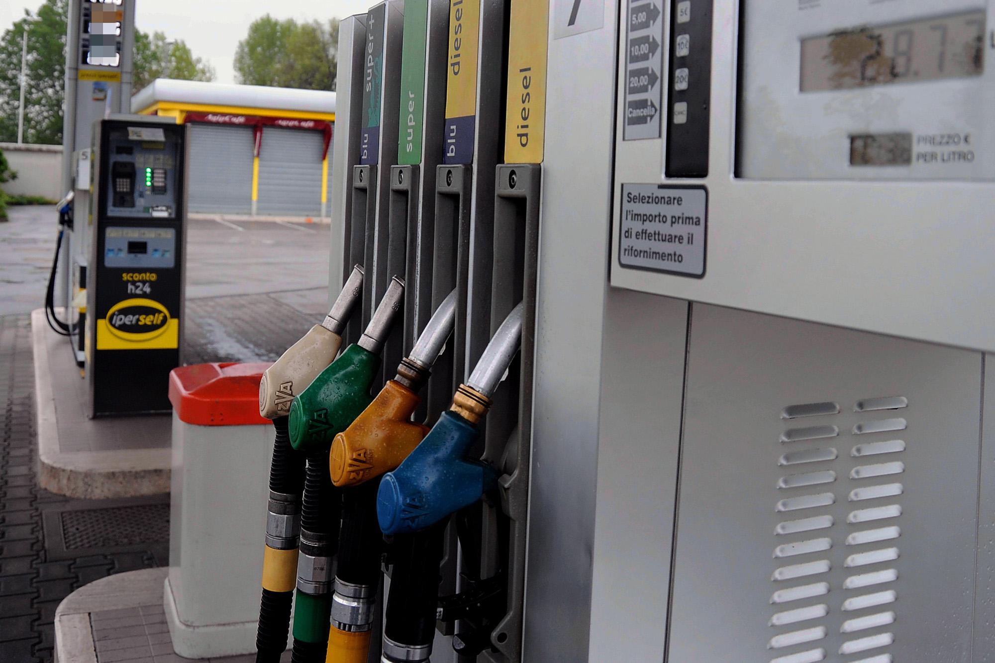 Prezzi carburanti oggi in Italia, benzina e diesel in discesa