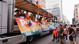 Pride Milano, giornalisti molestati da sconosciuto infiltrato a punto stampa Schlein