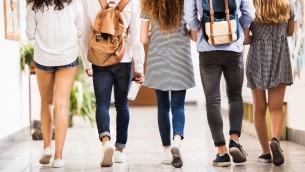 Primo giorno di scuola, 14enne beve vodka al bagno: ricoverata