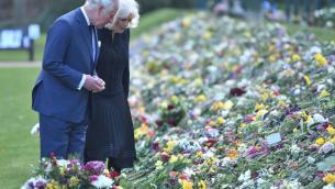 Principe Filippo, Carlo commosso davanti ai fiori in omaggio del padre