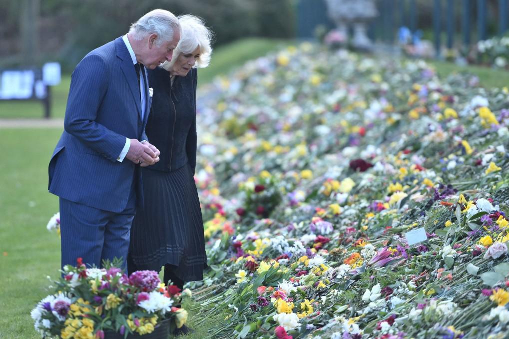 Principe Filippo, Carlo commosso davanti ai fiori in omaggio del padre