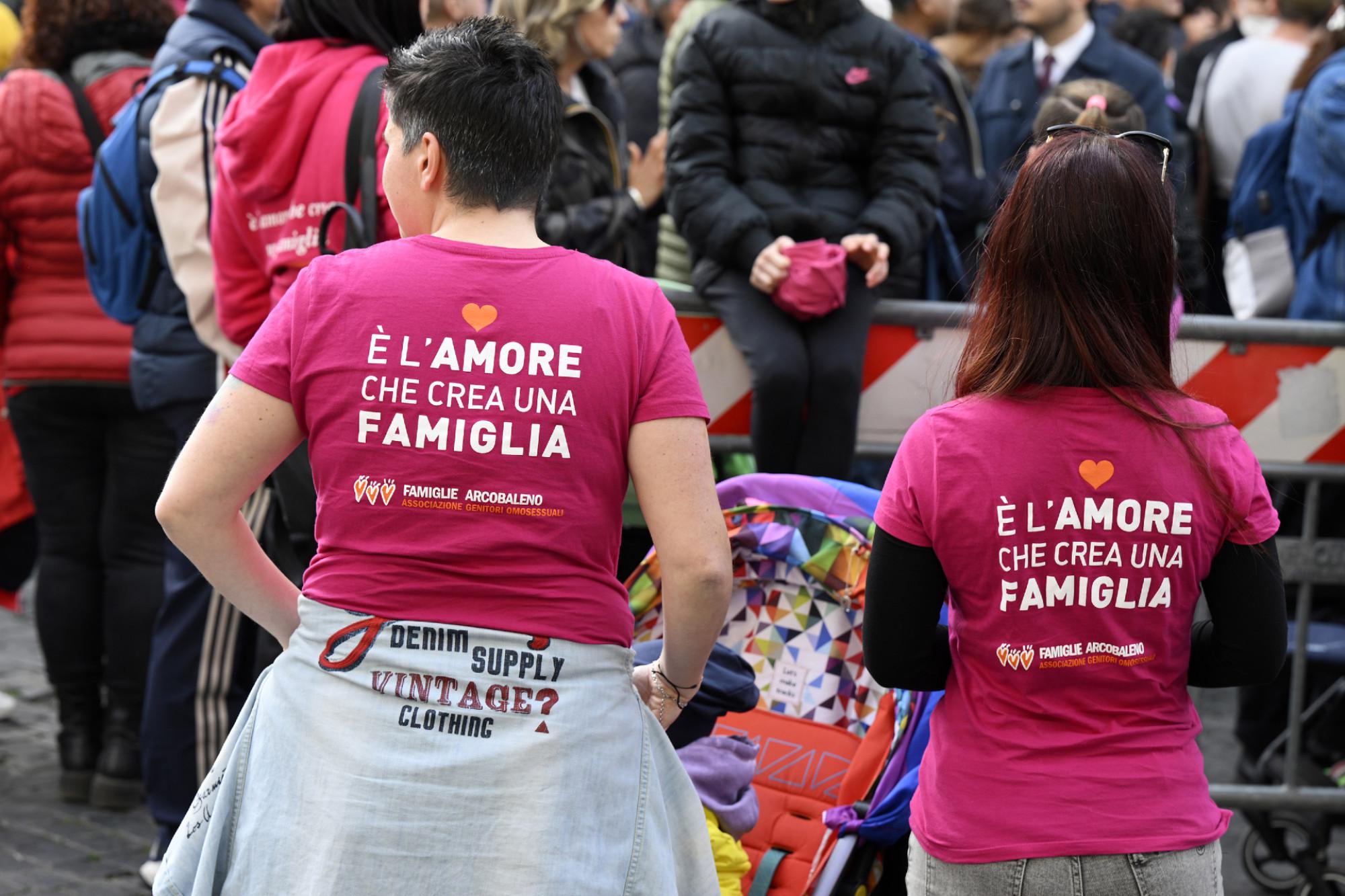 Procura Padova impugna 33 atti nascita: "Registrazione figli due mamme contro legge"