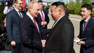 Putin accoglie Kim con lunga stretta di mano, incontro in corso