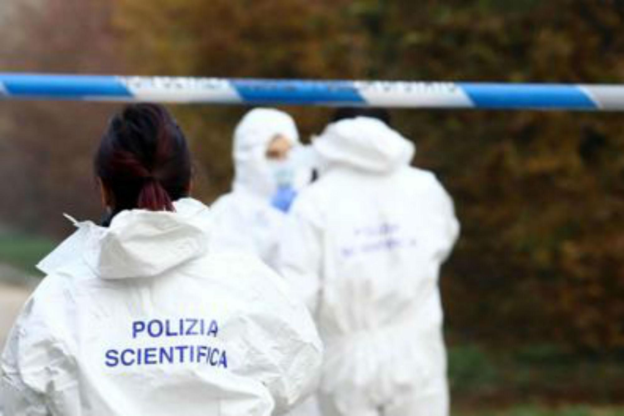 Ragazza trovata morta in strada a Pavia, grave l'amica: ipotesi incidente in monopattino