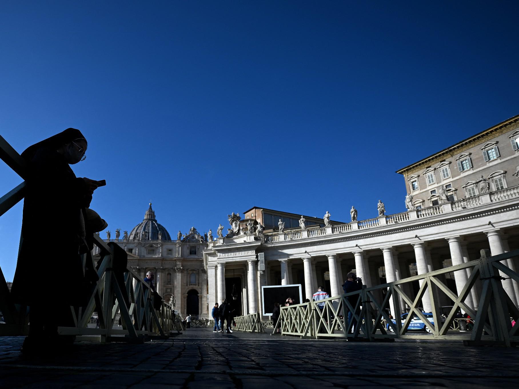 Ratzinger, Vaticano: "Stazionarie condizioni del Papa emerito"