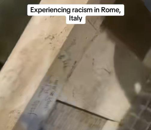 "Razzisti a Roma, non mi fanno scrivere sul ponte" - Video