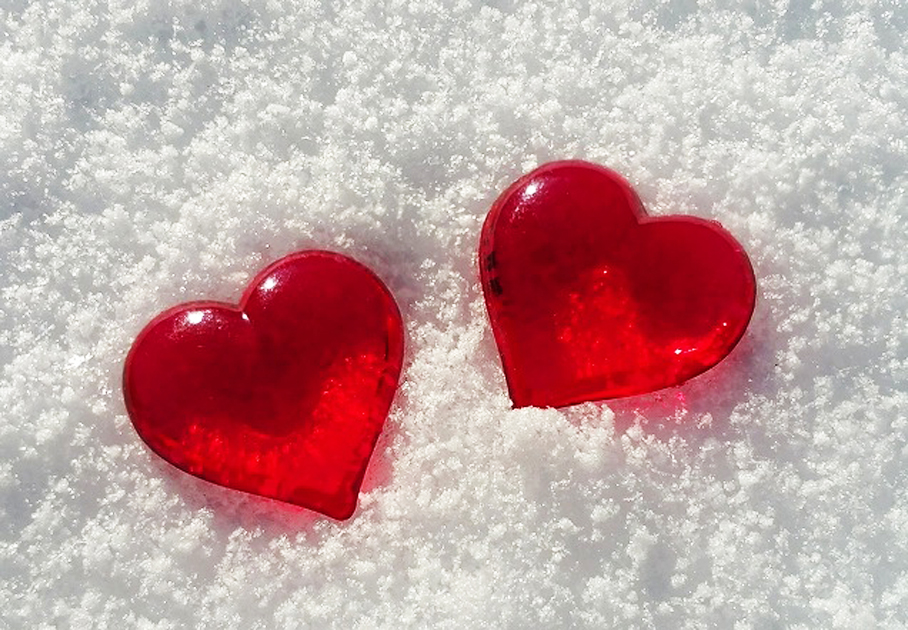 red-hearts-on-snow-background-2976x2976_97106