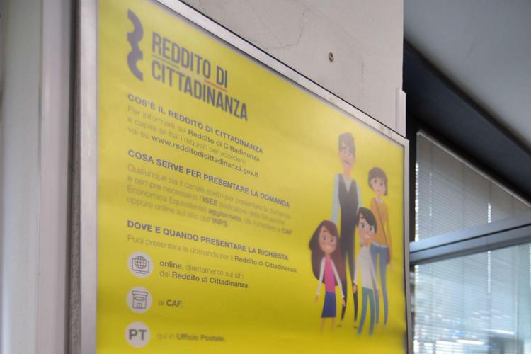 Reddito di cittadinanza, mozione M5S: "Ripristinarlo per 169mila famiglie"