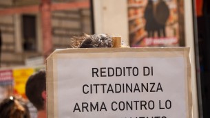 Reddito di cittadinanza, opposizione attacca il governo: "Guerra ai poveri"