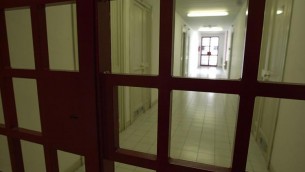 Reggio Calabria, tortura e lesioni a detenuto: 6 agenti penitenziari ai domiciliari