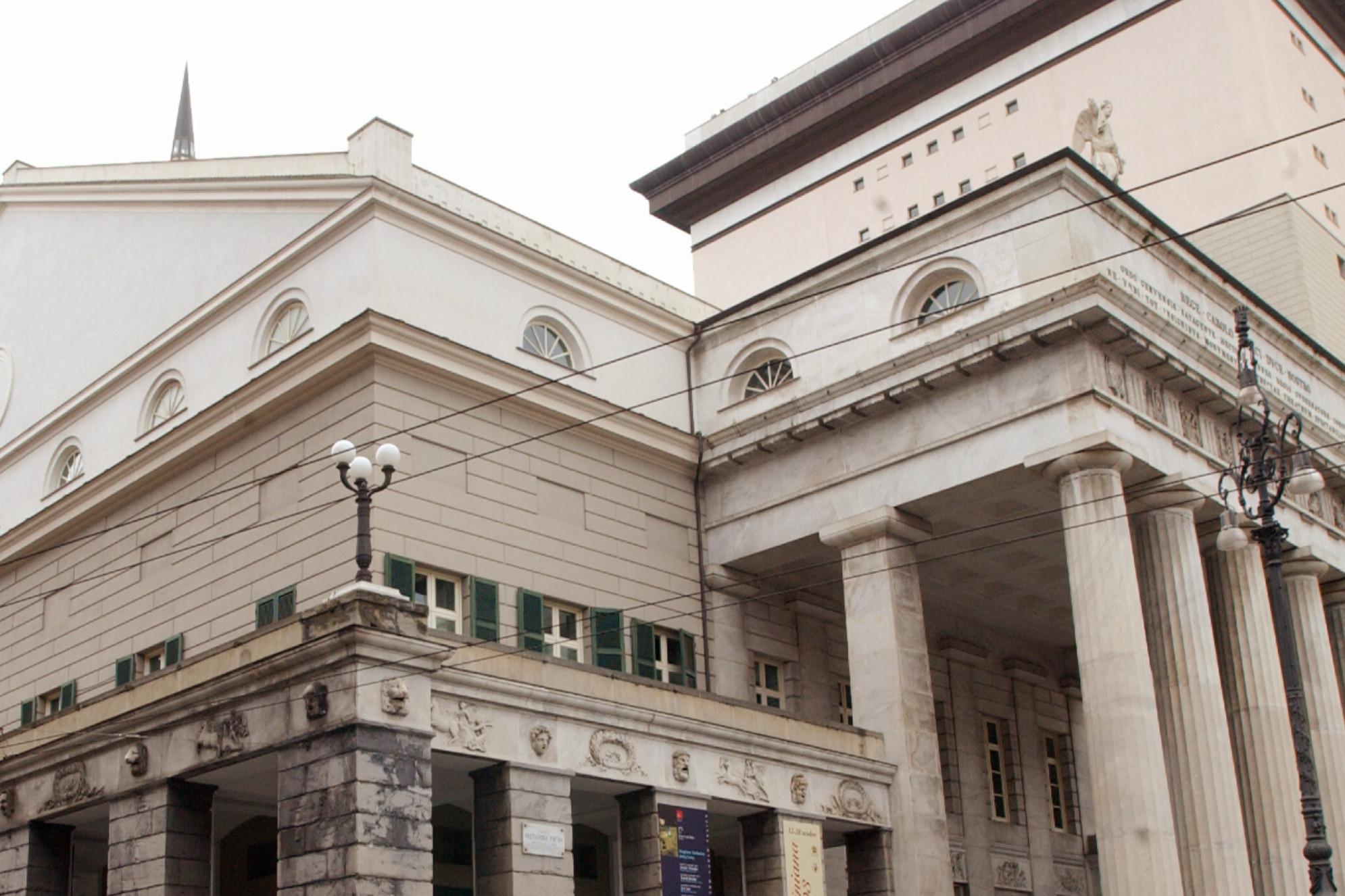 Riapre il teatro Carlo Felice, malore per il direttore d'orchestra