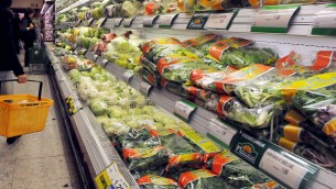 Rifiuti, plastica non necessaria in quasi metà alimentari supermercati