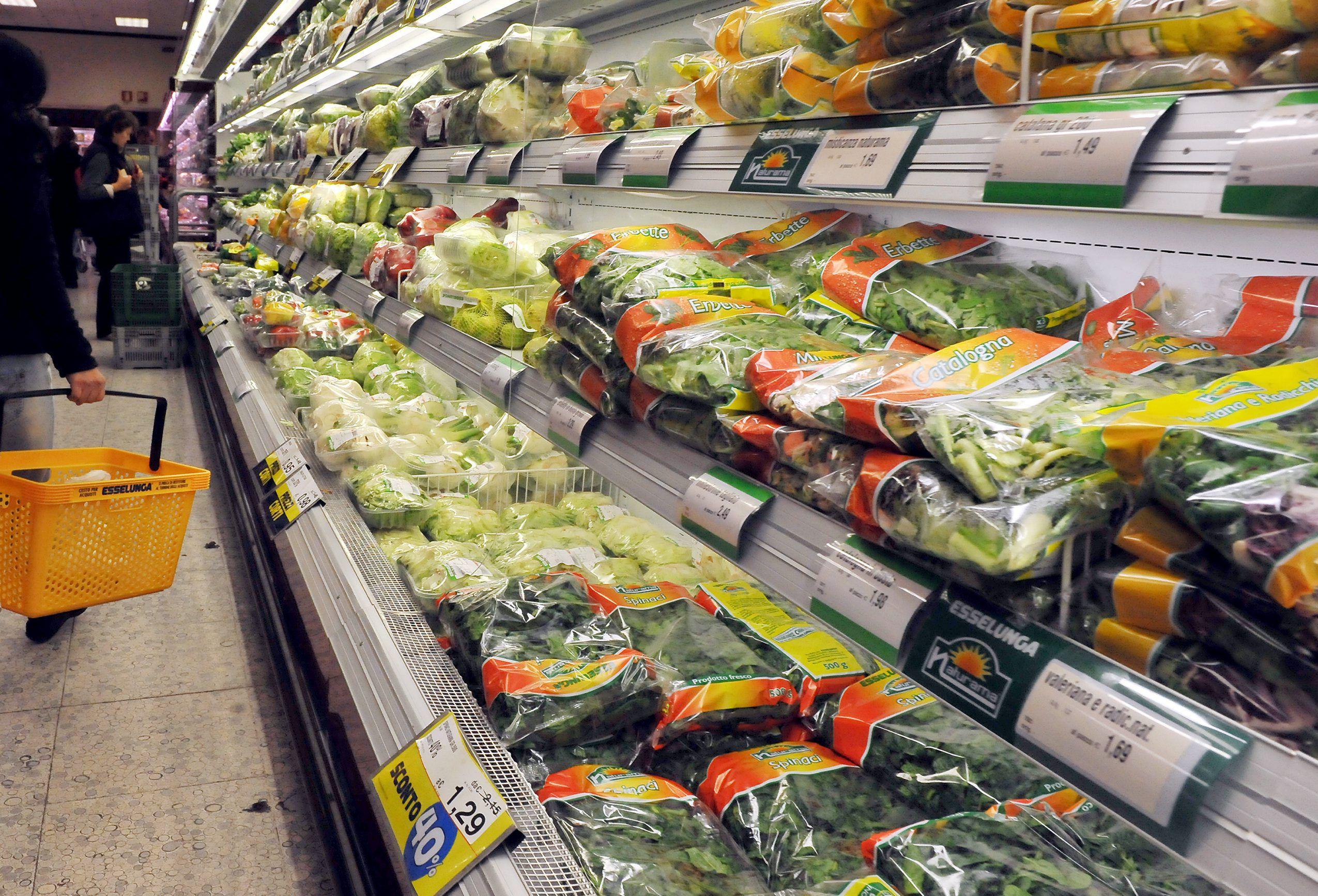 Rifiuti, plastica non necessaria in quasi metà alimentari supermercati