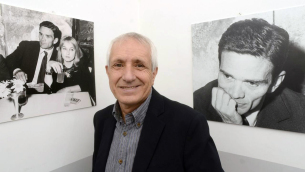 Roberto Ippolito dinanzi a due foto di Pier Paolo in mostra a Casa Colussi (foto adnkronos)