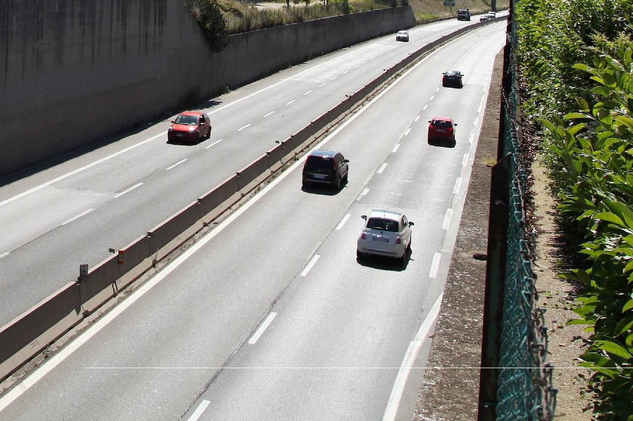 Roma, auto si schianta sulla Pontina: all'interno non c'è nessuno