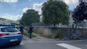 Roma, cadavere in carrello della spesa: uomo ucciso a colpi d'arma da fuoco