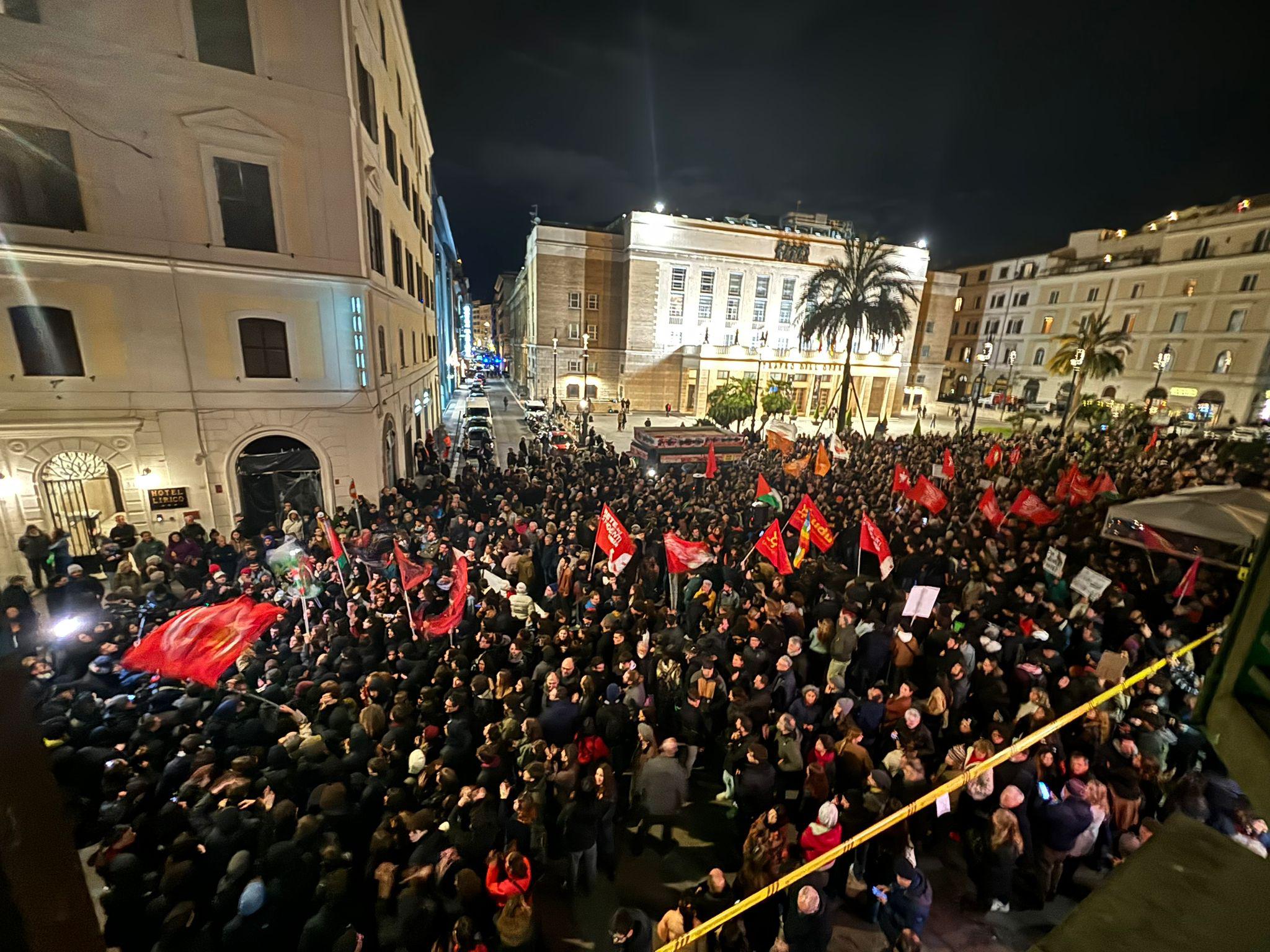 Roma, centinaia in piazza: "Contro le manganellate, Piantedosi dimettiti" - Video