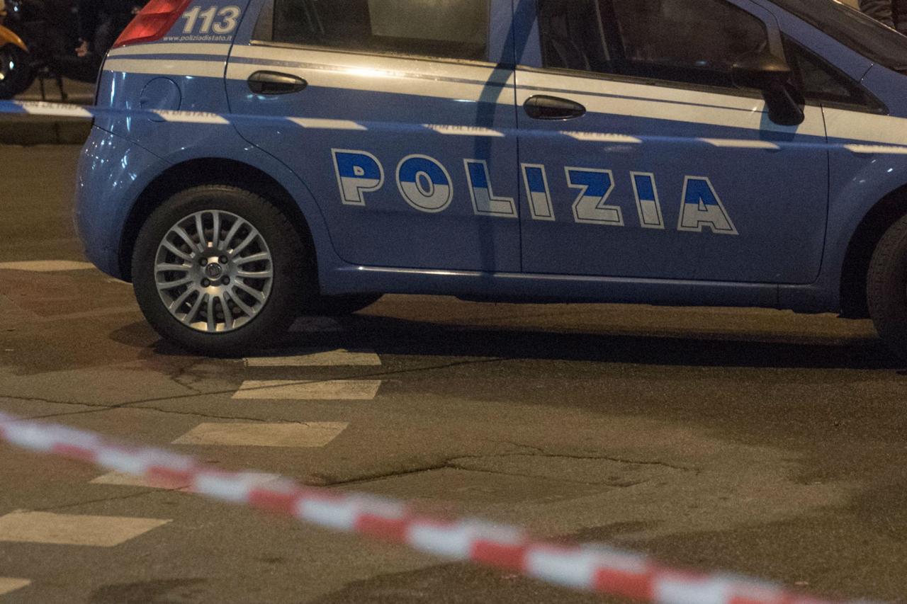 Roma, difende la fidanzata: ragazzo picchiato e investito con auto