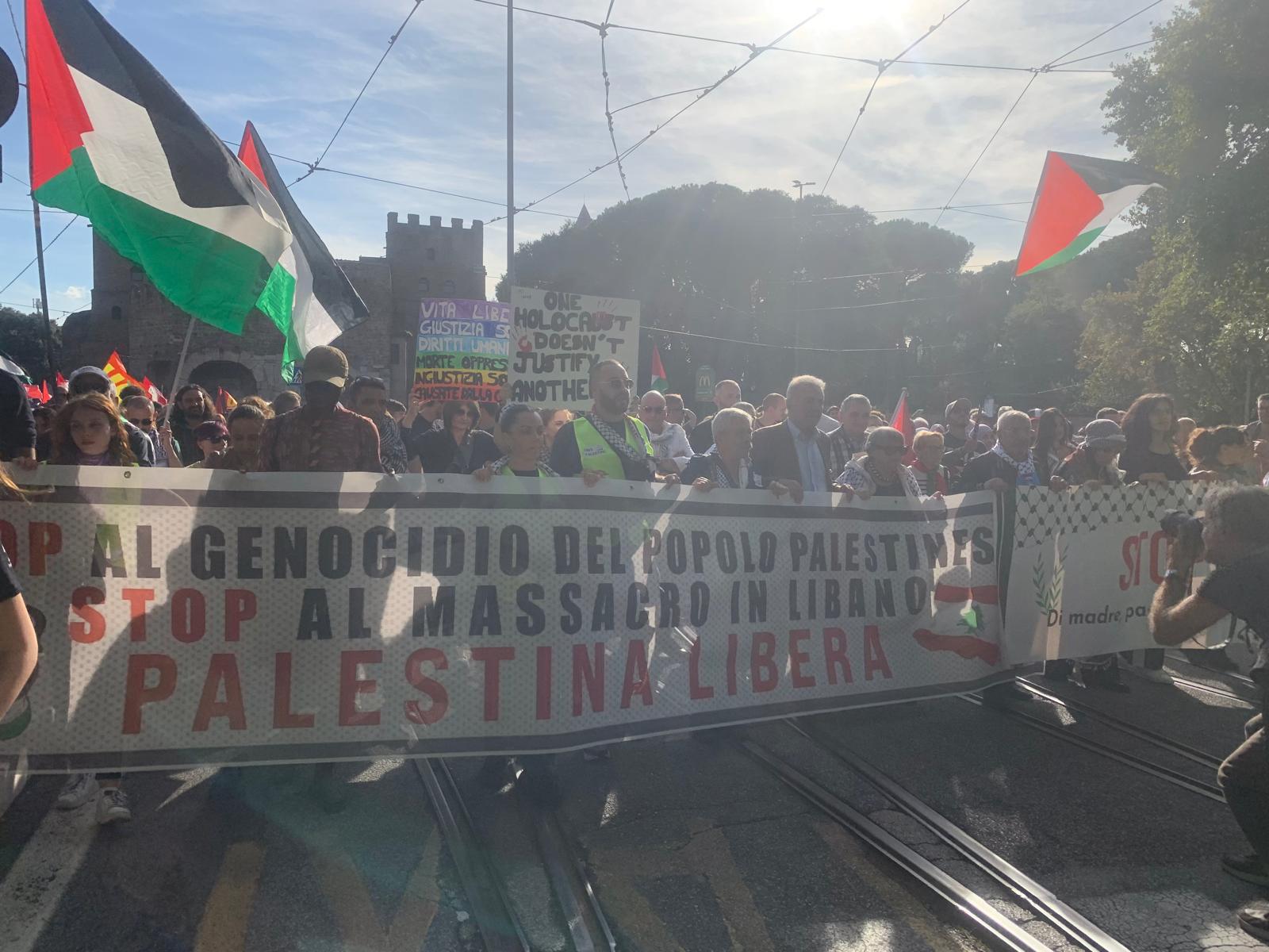 Roma, in corteo un migliaio di manifestanti pro Palestina: "Siamo tutti antisionisti"