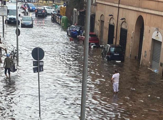 Roma in tilt, pioggia e vento per un downburst: cos'è