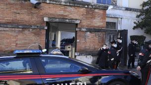 Roma, incendiano il portone dell'Istituto superiore di Sanità