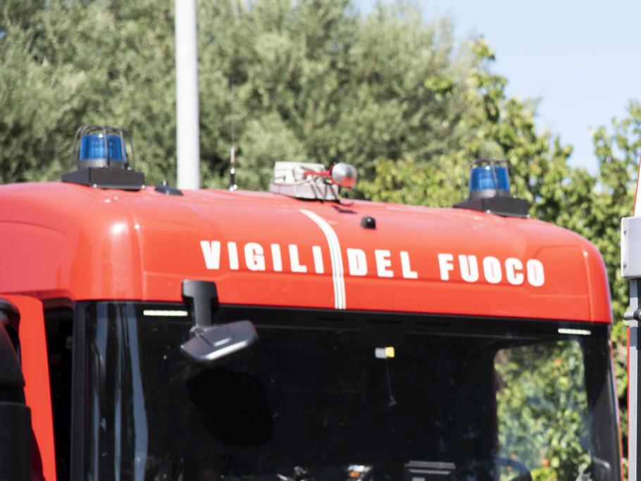 Roma, incendio in campo nomadi a Guidonia: in fiamme anche un camper