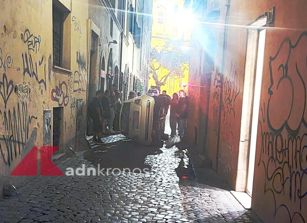 Roma, la 500 si ribalta in centro: la foto