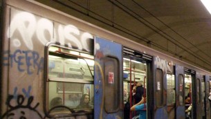 Roma, rubano portafogli in metro con quasi 8mila euro: arrestate