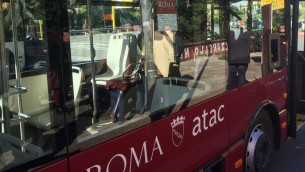 Roma, senza biglietto aggrediscono controllori su bus: arrestati