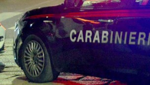 Roma, tenta di investire due volte carabiniere col suv: militare spara colpo