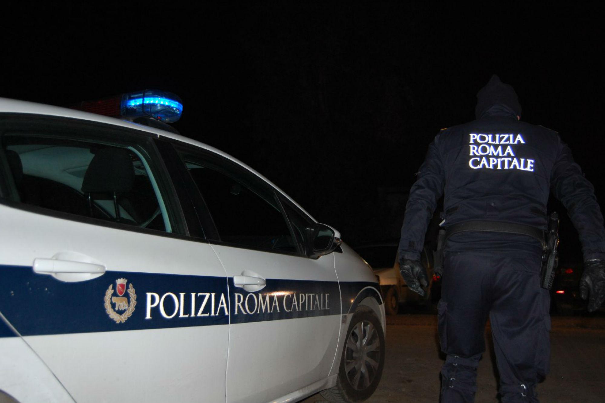 Roma, tre vigili urbani travolti durante rilievi incidente: uno perde una gamba