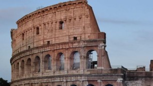 Roma, turista deturpa il Colosseo: denunciato 17enne tedesco