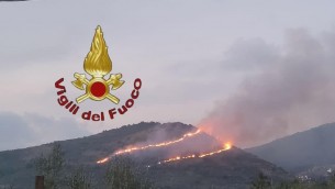 Roma, vasto incendio a San Gregorio di Sassola: aerei per spegnere le fiamme