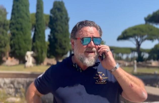 Russell Crowe a Ostia Antica, il 'Gladiatore' parla al telefono con Cicerone - Video