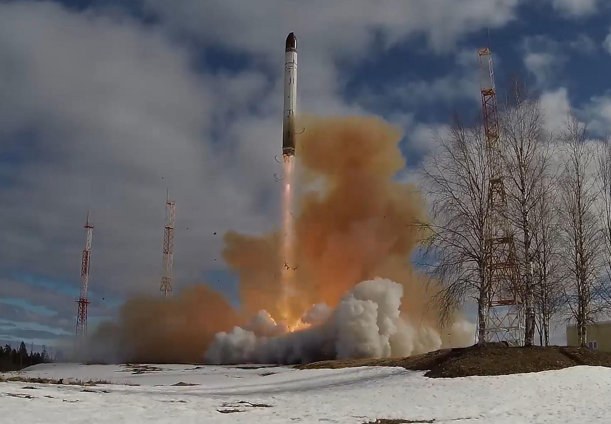 Russia, attacco con missile intercontinentale: ecco RS-26 Rubezh - Video