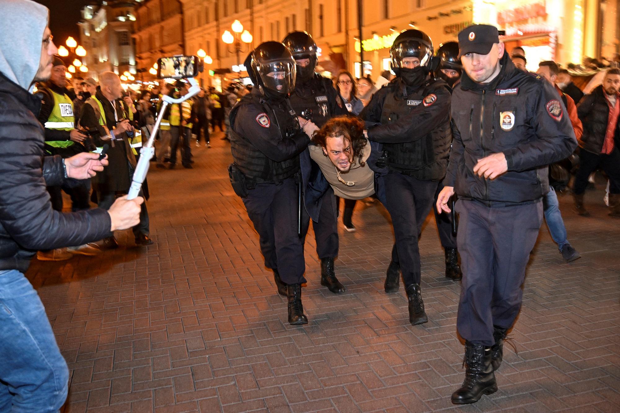 Russia, proteste contro mobilitazione: centinaia di arresti