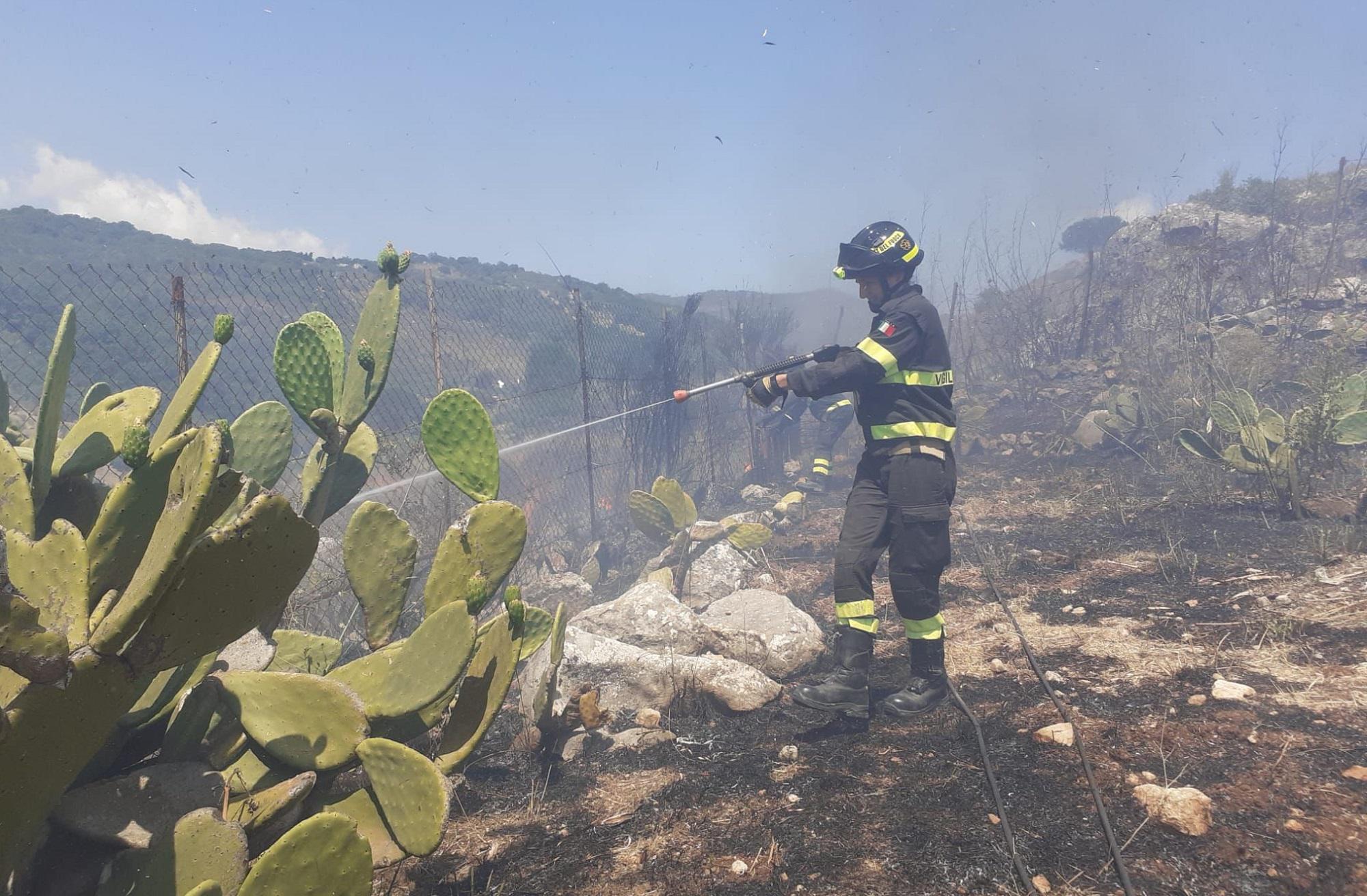 Salento, incendi Ugento e San Cataldo: in corso la bonifica dei roghi - Video