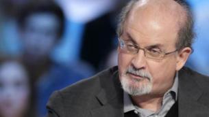 Salman Rushdie ha perso un occhio e l'uso di una mano