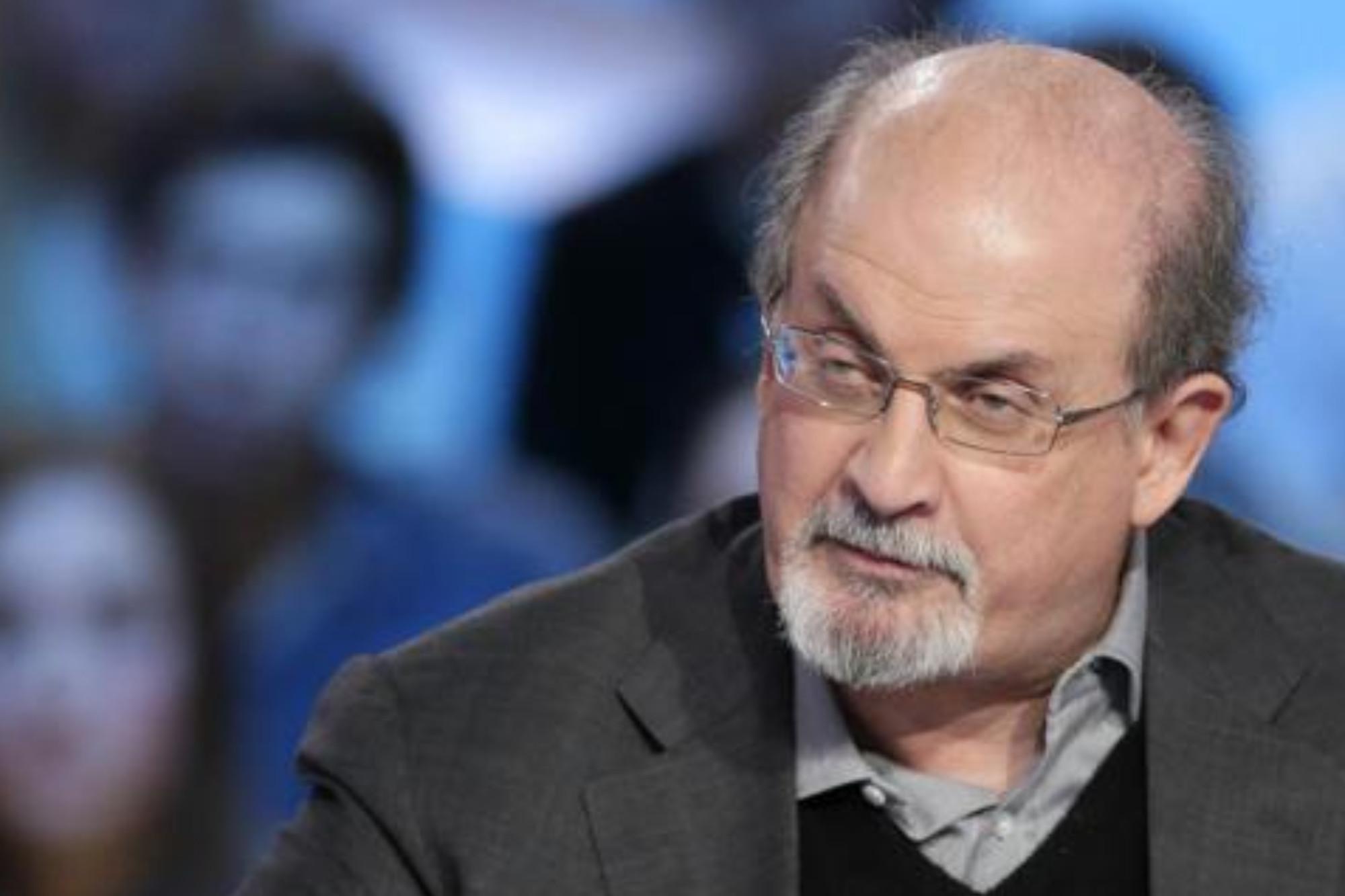 Salman Rushdie ha perso un occhio e l'uso di una mano