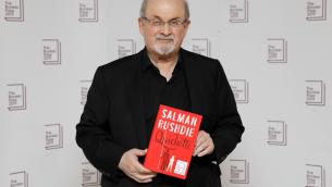 Salman Rushdie operato, rischia di perdere un occhio