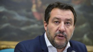 Salvini: "Alta velocità Bari bloccata per presenza carrubi e mandorli"