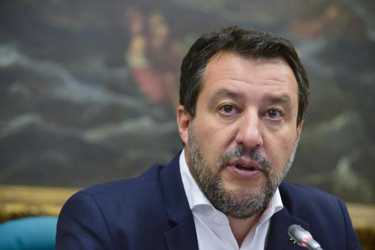 Salvini: "Alta velocità Bari bloccata per presenza carrubi e mandorli"