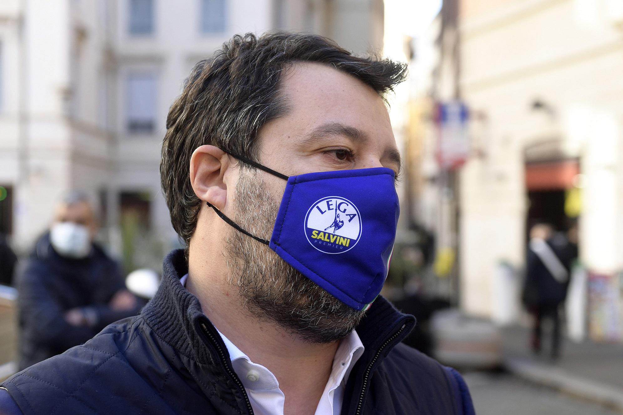 Salvini e il blitz nel palazzo della citofonata: "Tempo galantuomo"