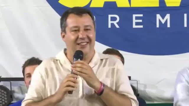 Salvini e Letta divisi anche sul look: camicie, calzoncini e cravatte