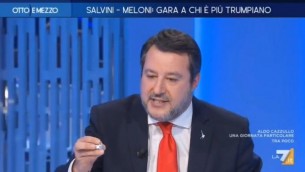 Salvini regala un Bacio a Lilli Gruber: "E' la giornata della gentilezza" - Video