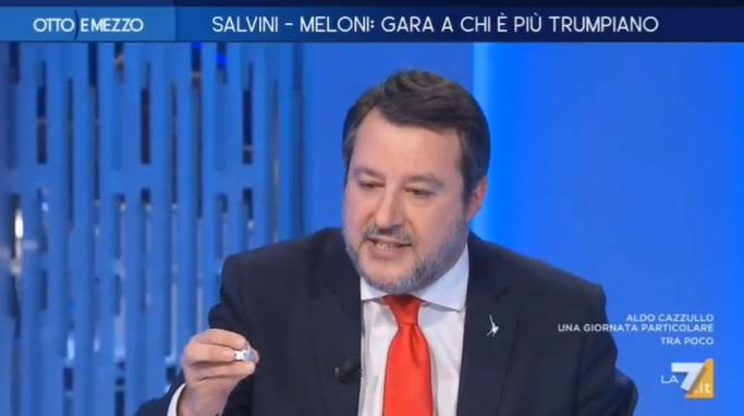 Salvini regala un Bacio a Lilli Gruber: "E' la giornata della gentilezza" - Video