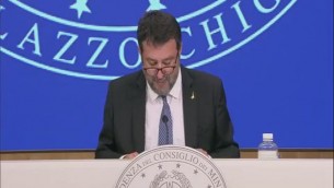 Salvini: "Se ti stronchi di canne e guidi, ti tolgo la patente" - Video