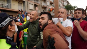 Sanchez, visita dopo alluvione Valencia: insulti e oggetti, premier va via - Video